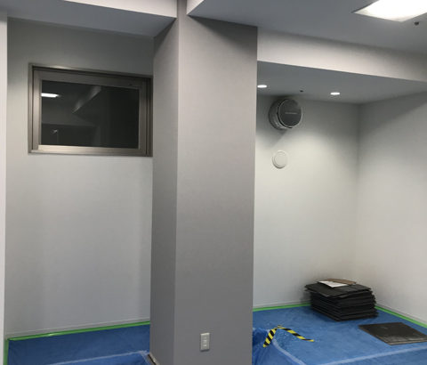 オフィスっぽさを無くすには、柱にクロスを巻くと良いのです